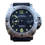 Panerai Luminor Submersible 42 мм с чёрным циферблатом и каучуковым ремешком