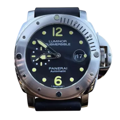 Panerai Luminor Submersible 42 мм с чёрным циферблатом и каучуковым ремешком